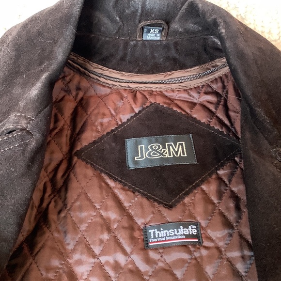 Decadent hugs - is what you’ll given in this beautiful brown suede coat. - Picture 2 of 5